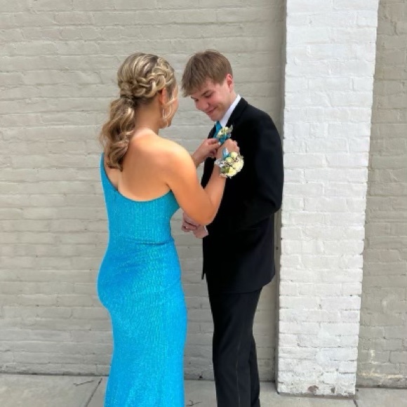 Size 4 La Femme gown. Unaltered, smoke free home and only worn for a few hours. - Picture 2 of 3